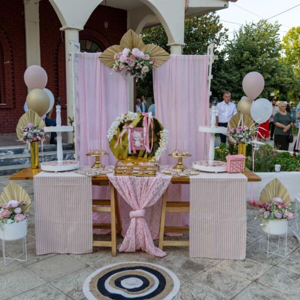 ΒΑΠΤΙΣΗ ΣΕ ΡΟΖ ΤΟΝΟΥΣ ΜΕ ΑΡΚΟΥΔΑΚΙΑ ΚΑΙ ΓΛΥΚΕΣ ΛΕΠΤΟΜΕΡΕΙΕΣ ΓΙΑ ΤΗΝ ΜΑΡΙΛΙΑ